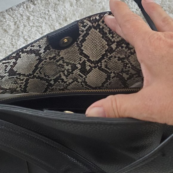 Steve Madden Black Bag w/Snakeskin Interior and Coin Purse - Picture 13 of 16